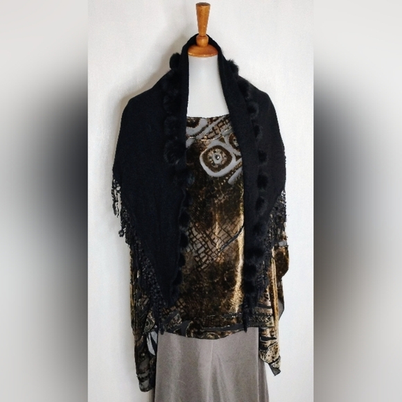 FUR POM POM AND FRINGED WRAP - Picture 5 of 9